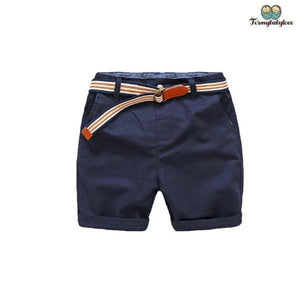 Short garçon avec une ceinture bleu foncé